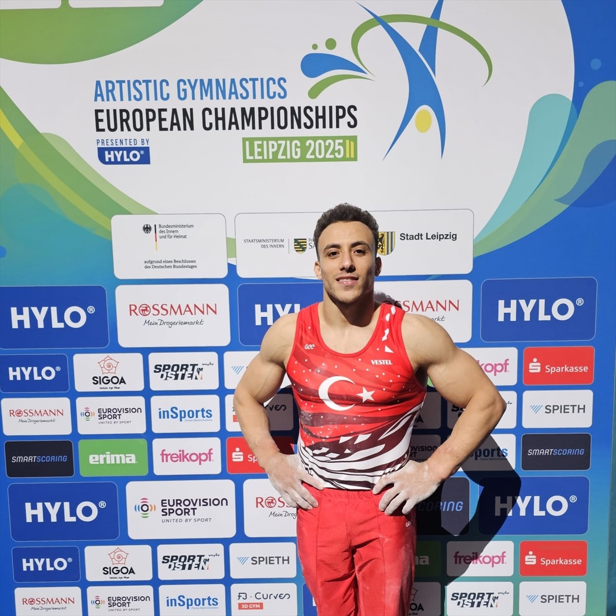 Almanya'da düzenlenen Artistik Cimnastik Avrupa Şampiyonası'nda milli cimnastikçiler Adem Asil...