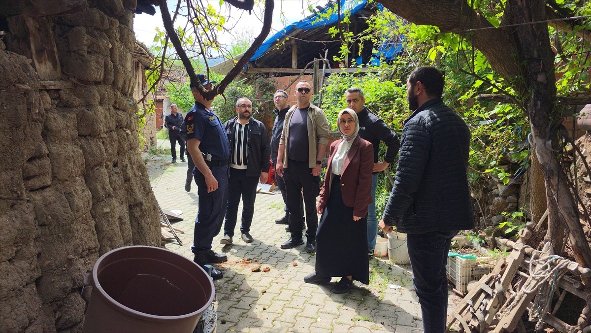 Amasya'nın Gümüşhacıköy ilçesinde saat 12.23'te 4,4 büyüklüğünde, 12.26'da 4,2 büyüklüğünde deprem...