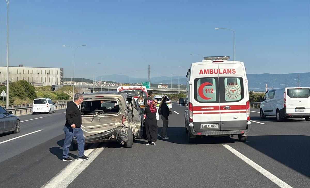 Anadolu Otoyolu'nun Kocaeli kesiminde otomobil ve hafif ticari aracın çarpışması sonucu meydana...