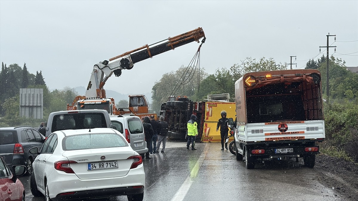 Anadolu Otoyolu'nun Sakarya kesiminde devrilen tır ulaşımda aksamaya neden oldu.