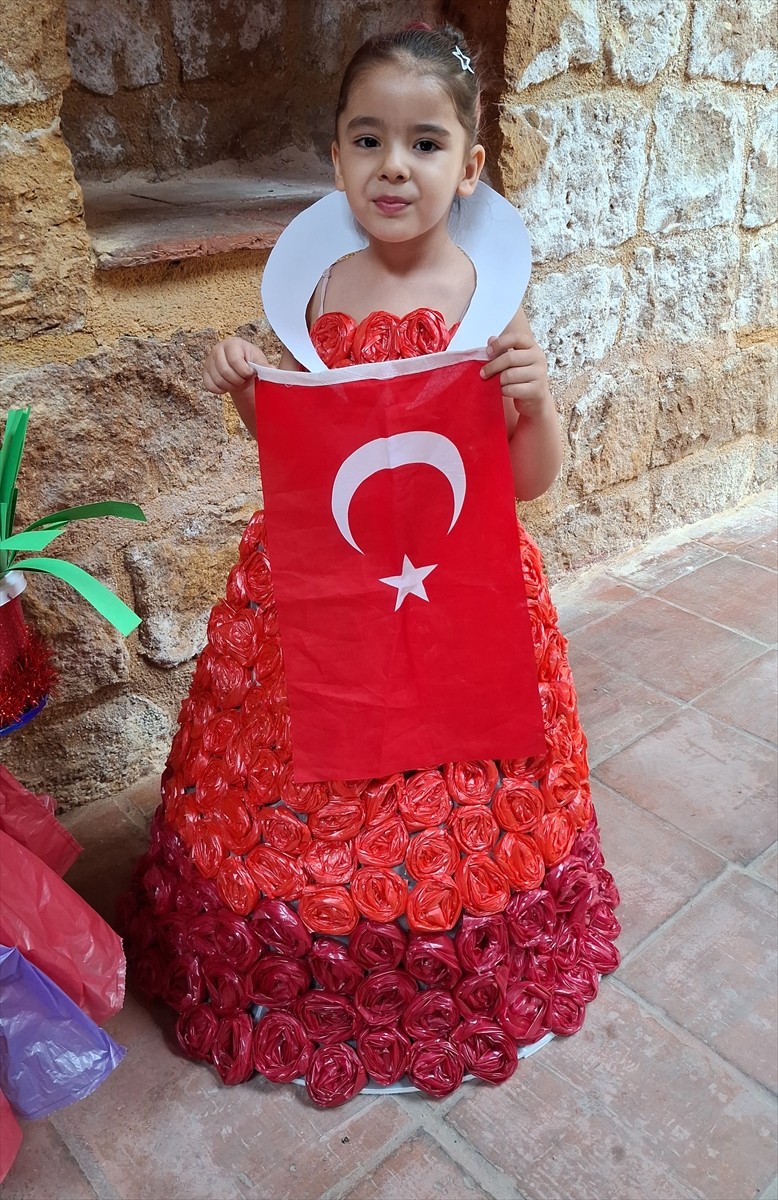 Ankara'nın Beypazarı ilçesinde, Beypazarı Cumhuriyet İlkokulu öğrencileri atık malzemelerden...