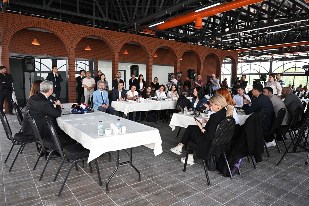 Ankara Büyükşehir Belediye Başkanı Mansur Yavaş, basın mensuplarıyla bir araya gelerek Atatürk...