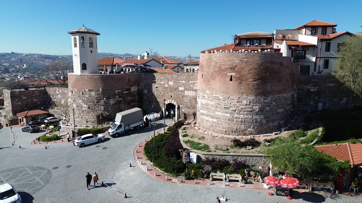 Ankara Büyükşehir Belediyesi (ABB), Ankara Kalesi'ni ve çevresini geleceğe güvenli bir şekilde...