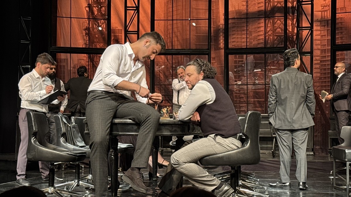 Ankara Devlet Tiyatrosunun "12 Öfkeli" oyunu, Trabzon'da izleyiciyle buluştu. Devlet Tiyatroları...