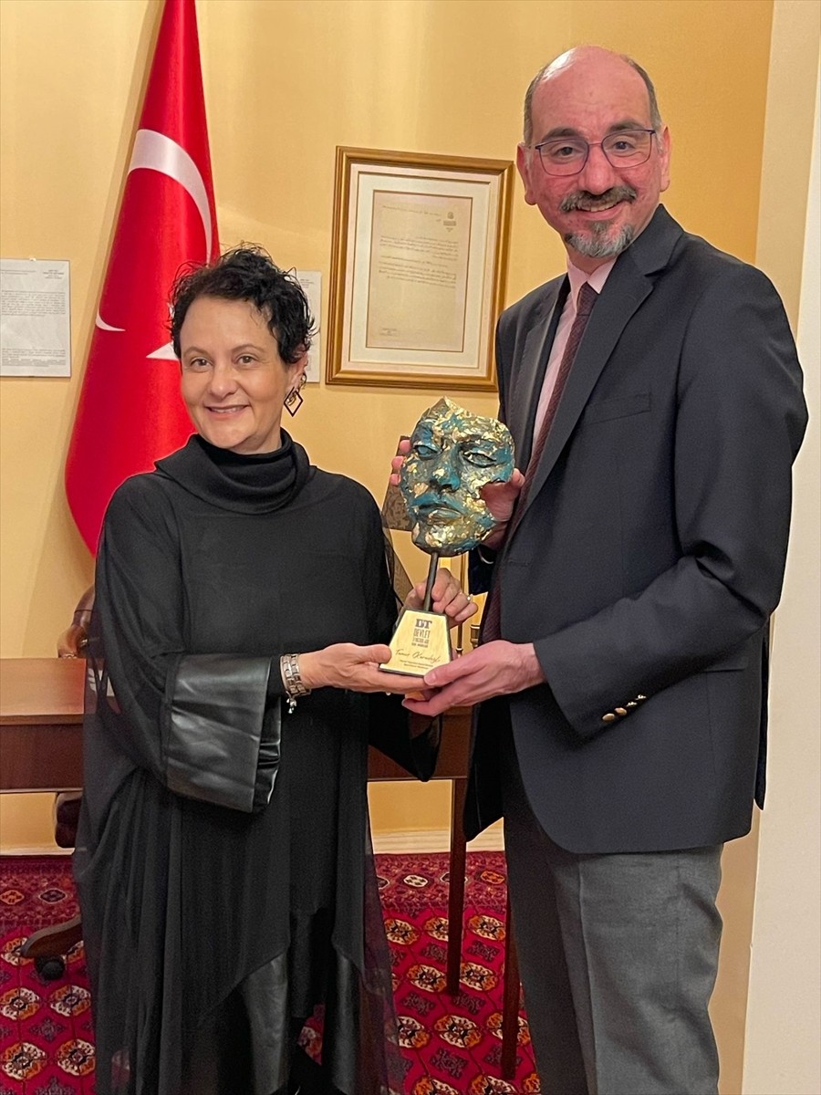 Ankara ve İstanbul Devlet tiyatrolarının ortak yapımı, sezonun dikkat çeken ödüllü oyunu "Medea...