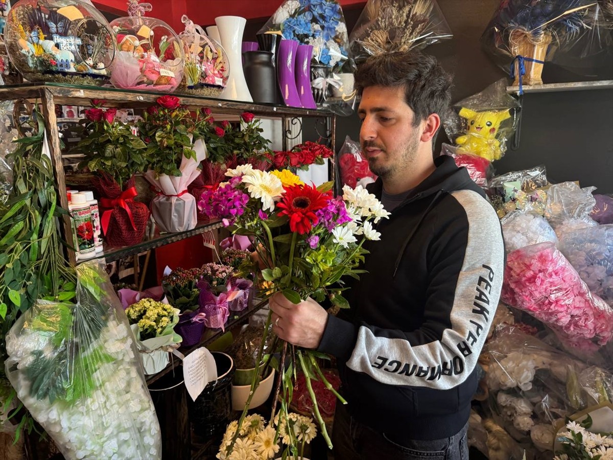 Anneler Günü dolayısıyla İstanbul'daki birçok çiçekçide sabahın erken saatlerinden itibaren...