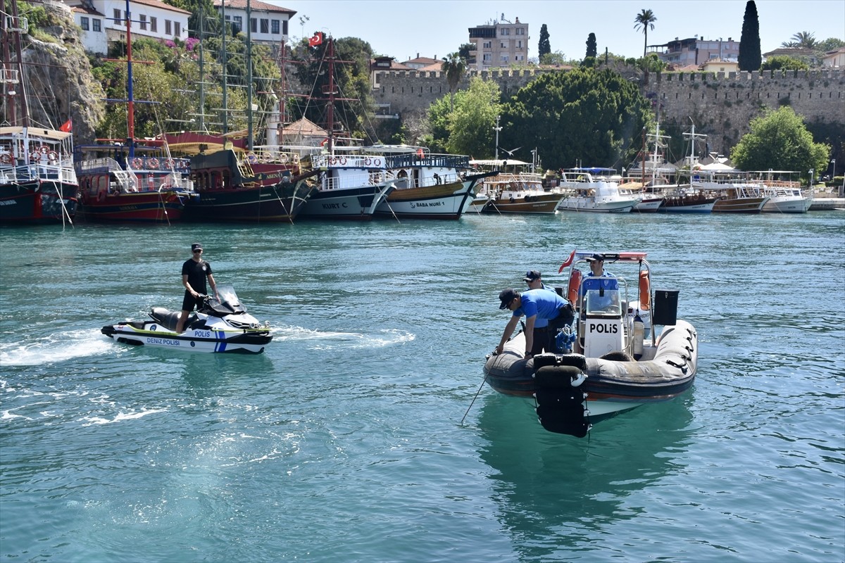 Antalya'da 35 dalgıç, gönüllü olarak Kaleiçi Yat Limanı'nda dalış yaparak deniz dibindeki atıkları...