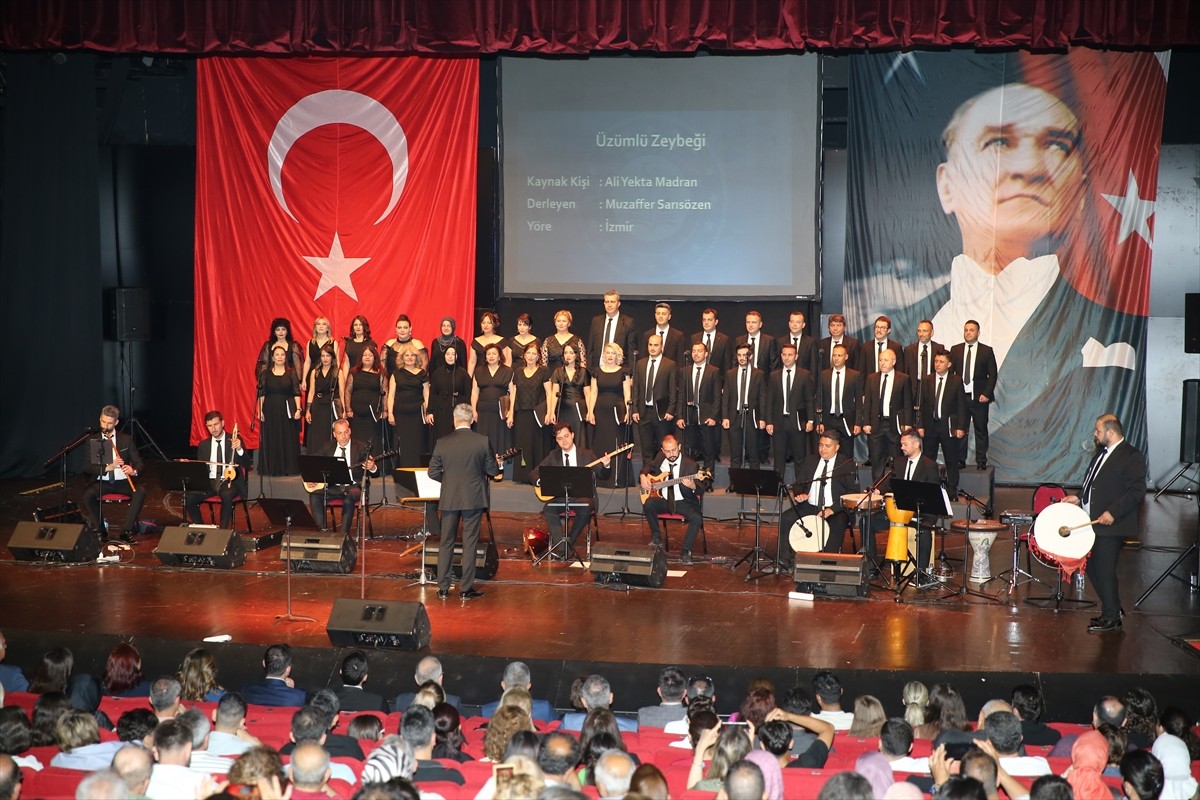 Antalya'da adliye personelinden oluşan Türk Halk Müziği Korosu konser verdi. Antalya Cumhuriyet...