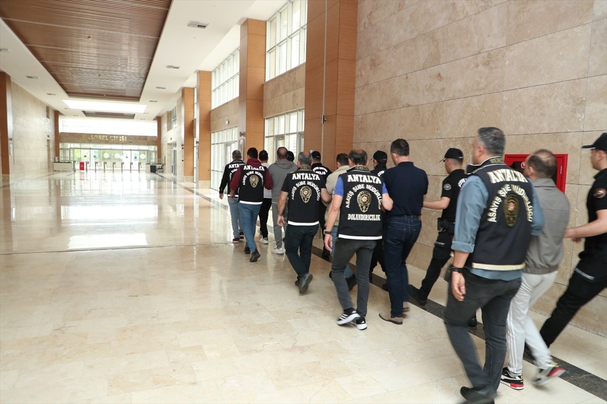 Antalya'da kiraladıkları araçları internet üzerinden satarak dolandırıcılık yaptığı gerekçesiyle...