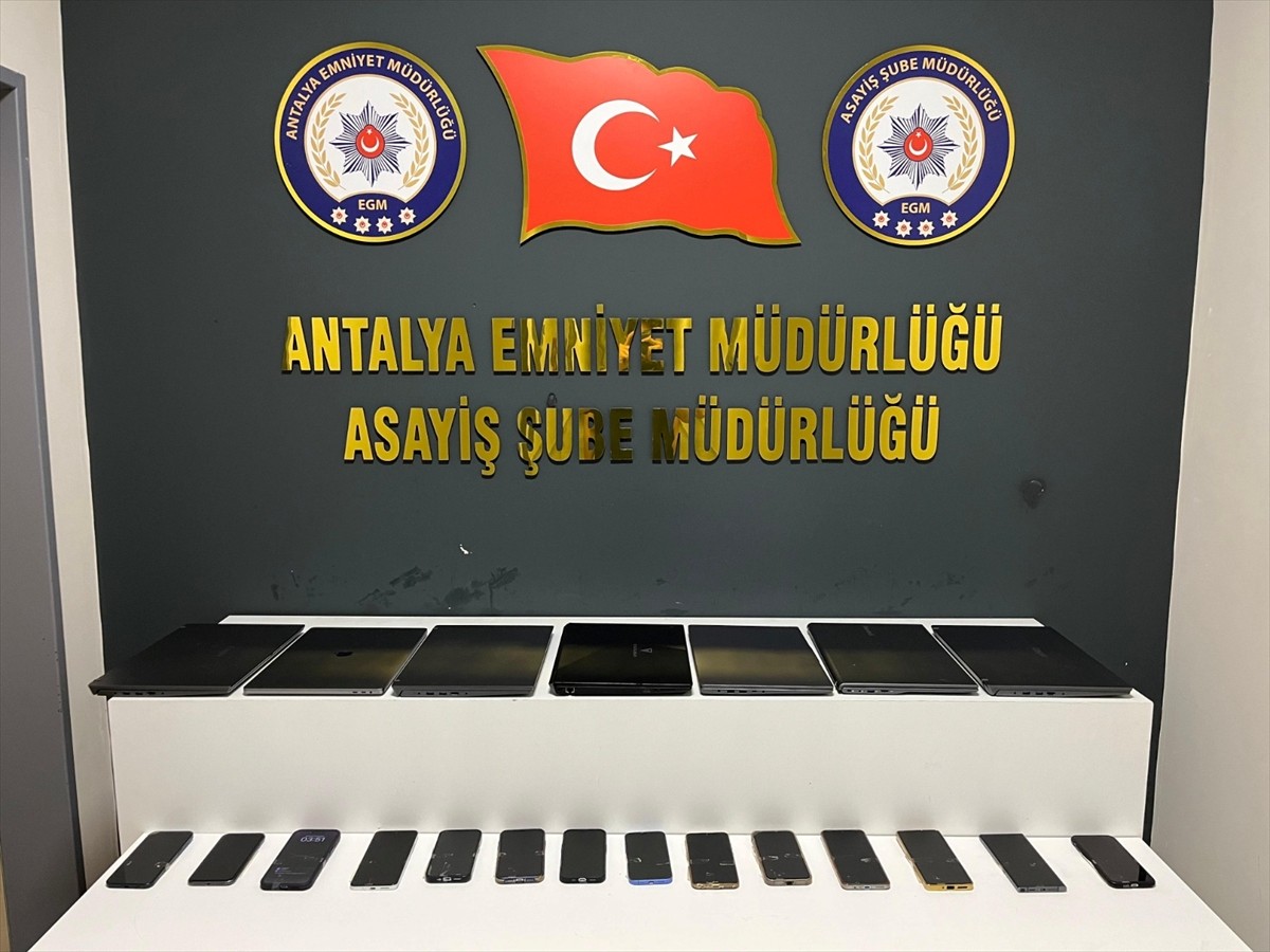 Antalya'da kiraladıkları araçları internet üzerinden satarak dolandırıcılık yaptığı gerekçesiyle...