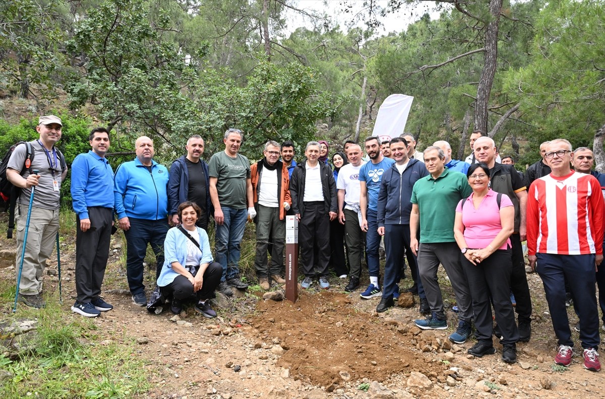 Antalya'da önemli yürüyüş rotalarından biri olan tarihi Likya Yolu'nun yönlendirme tabelaları...