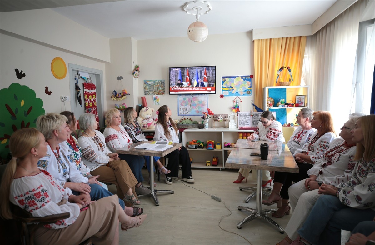 Antalya'da yaşayan Ukraynalılar, "Vışıvanka (işlemeli gömlek) Günü"nde Ukrayna Ailesi Derneği'nde...
