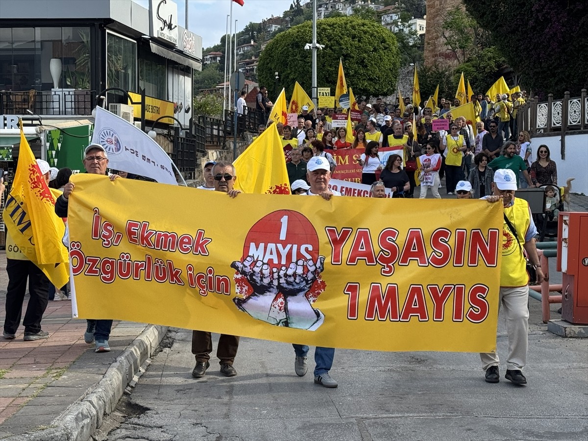 Antalya'nın Alanya ilçesinde, 1 Mayıs Emek ve Dayanışma Günü kutlandı. Kuyularönü Camisi...