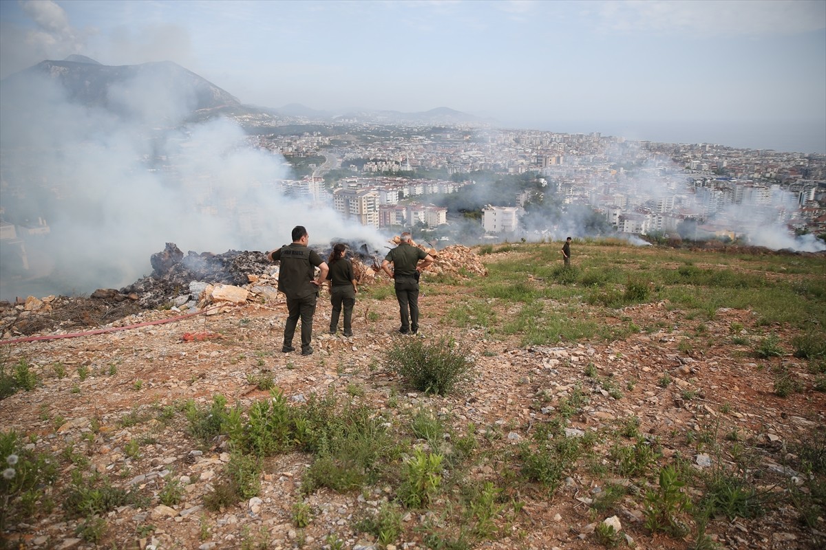 Antalya'nın Alanya ilçesinde makilik alanda 3 noktada çıkan yangın söndürüldü, yangını çıkardığı...