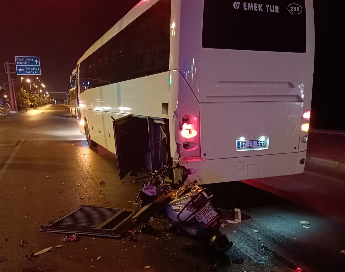 Antalya'nın Alanya ilçesinde midibüsle çarpışan motosikletin sürücüsü hayatını kaybetti.