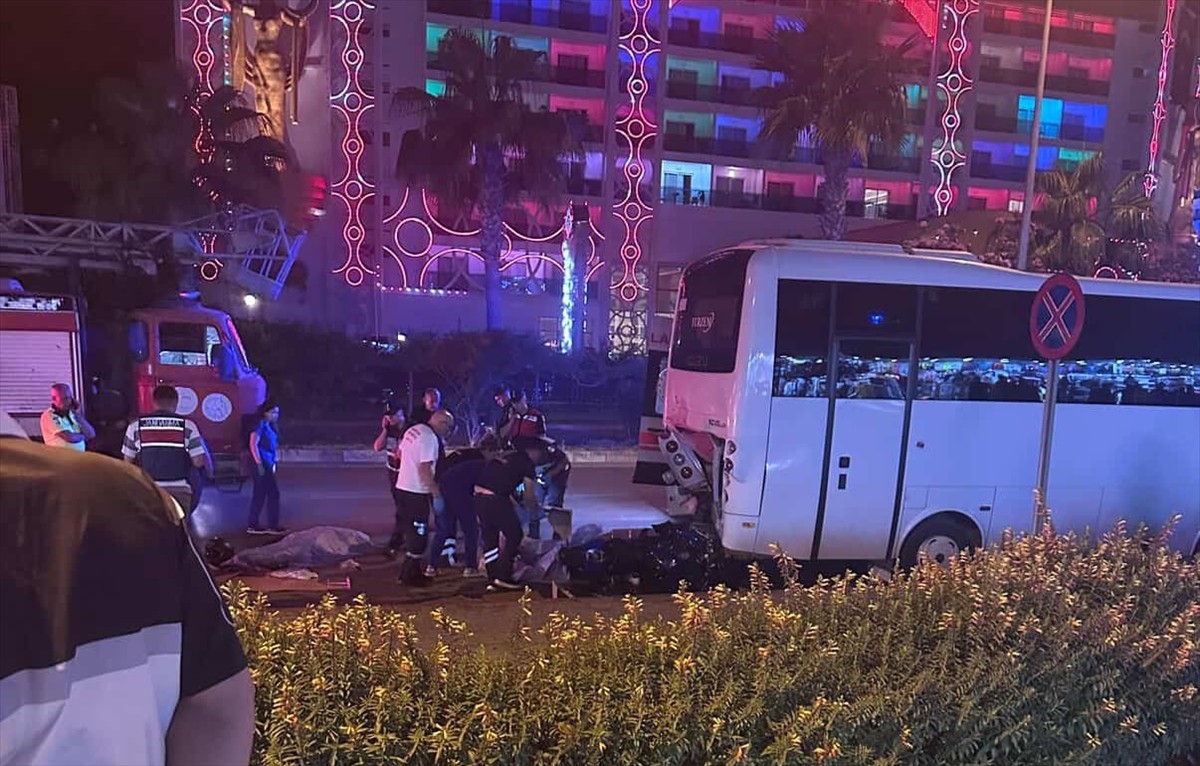 Antalya'nın Alanya ilçesinde motosikletin park halindeki midibüse çarpması sonucu 2 kişi hayatını...