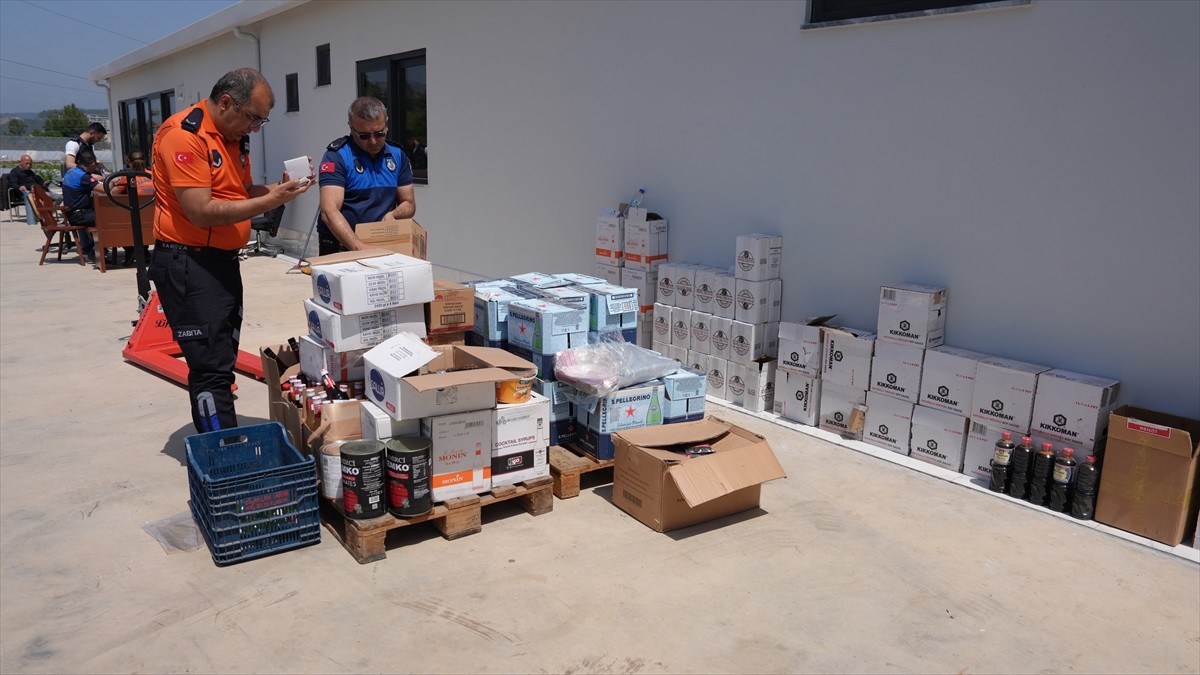 Antalya'nın Alanya ilçesinde son kullanma tarihi geçmiş ürünlerdeki etiketleri değiştirerek...