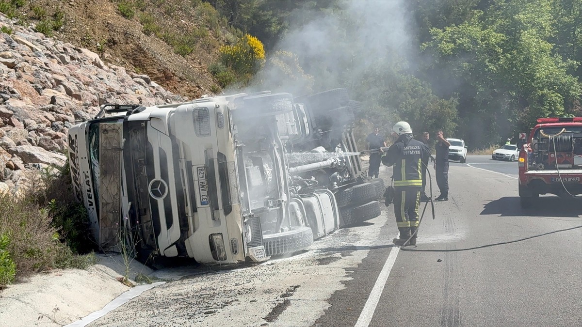 Antalya'nın Gazipaşa ilçesinde, zift yüklü tırın devrilmesi sonucu sürücü ağır yaralandı. Devrilen...
