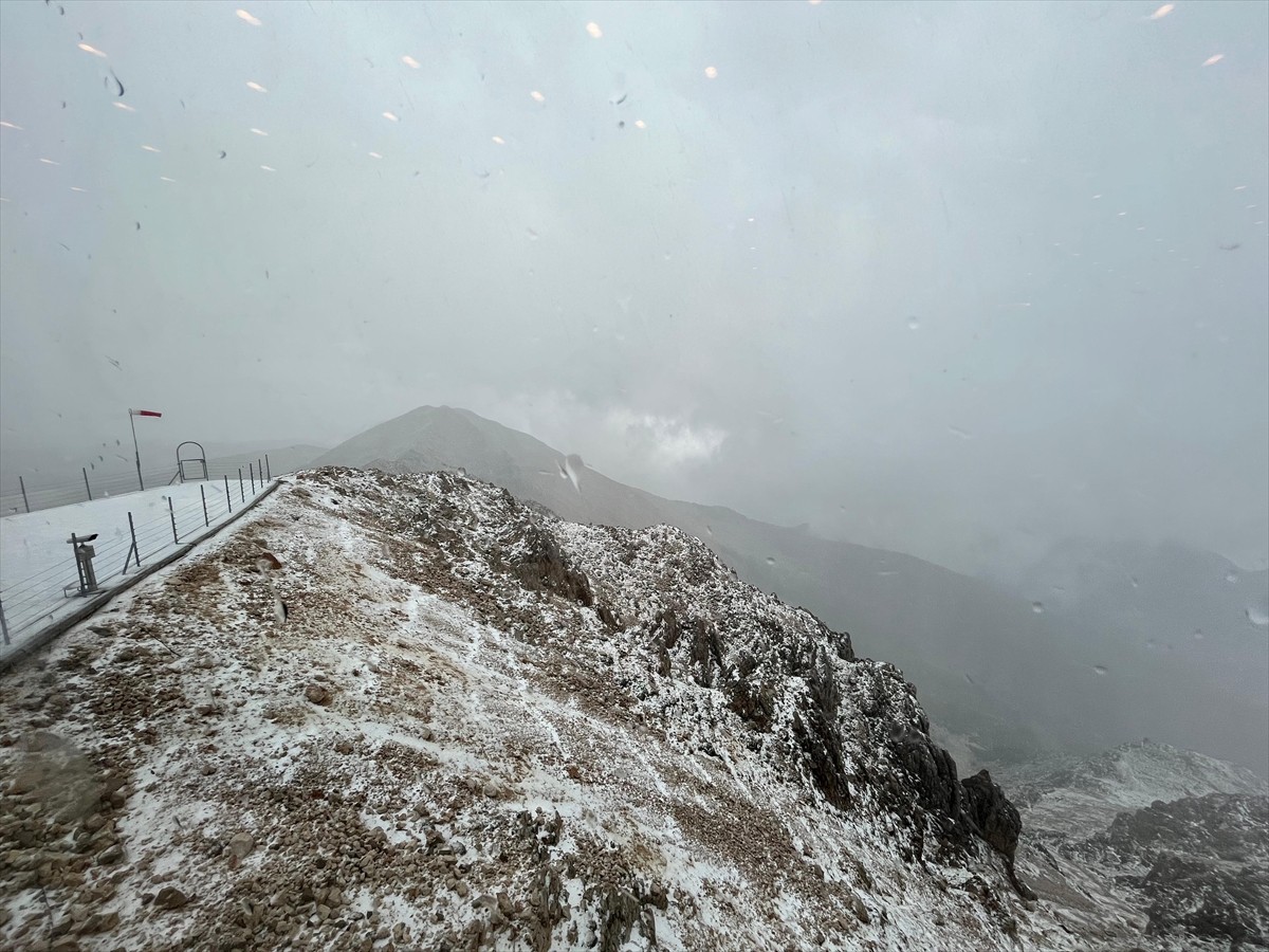 Antalya'nın Kemer ilçesindeki Tahtalı Dağı'nın zirvesinde karla karışık dolu etkili oldu.