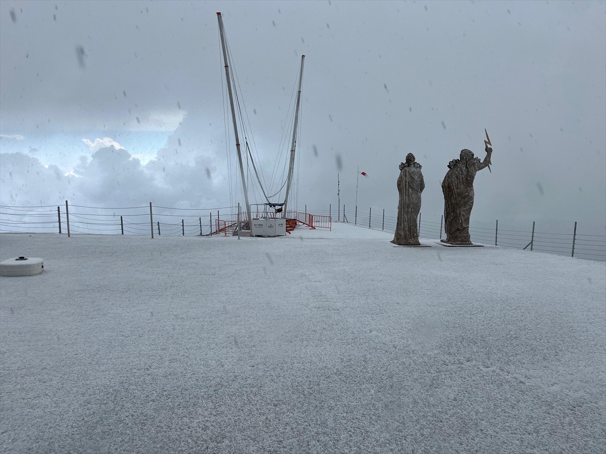 Antalya'nın Kemer ilçesindeki Tahtalı Dağı'nın zirvesinde karla karışık dolu etkili oldu.