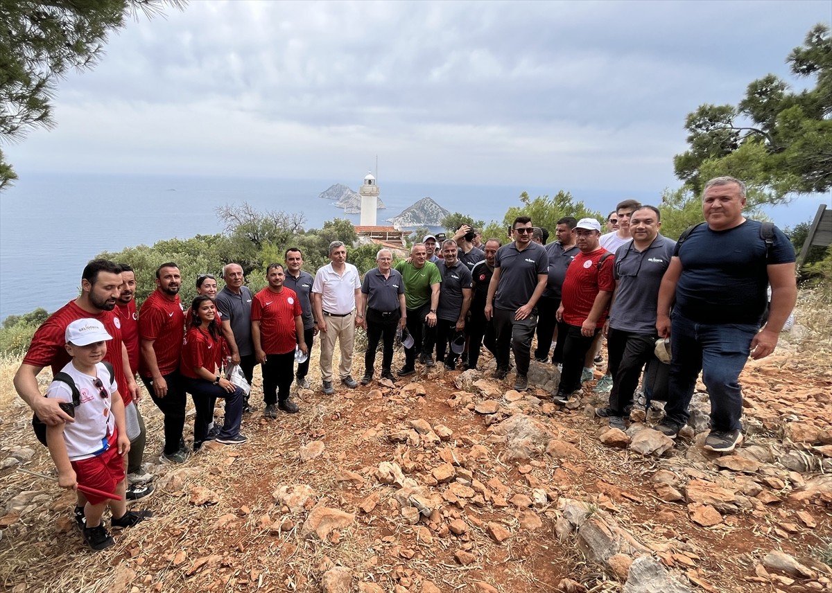 Antalya'nın Kumluca ilçesinde Gençlik Haftası etkinlikleri kapsamında "Gençliğin Rotası Gelidonya...