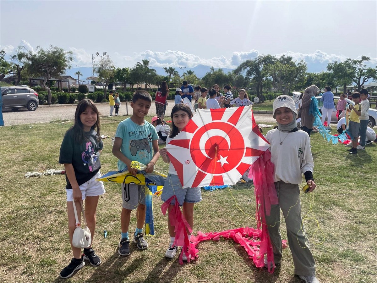 Antalya'nın Kumluca ilçesinde, "Aile Yılı" kapsamında uçurtma şenliği ve boyama etkinliği...