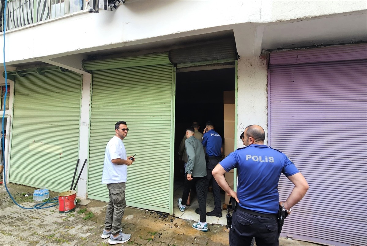 Antalya'nın Manavgat ilçesinde depoda çıkan yangın söndürüldü. Bölgeye sağlık, polis ve itfaiye...
