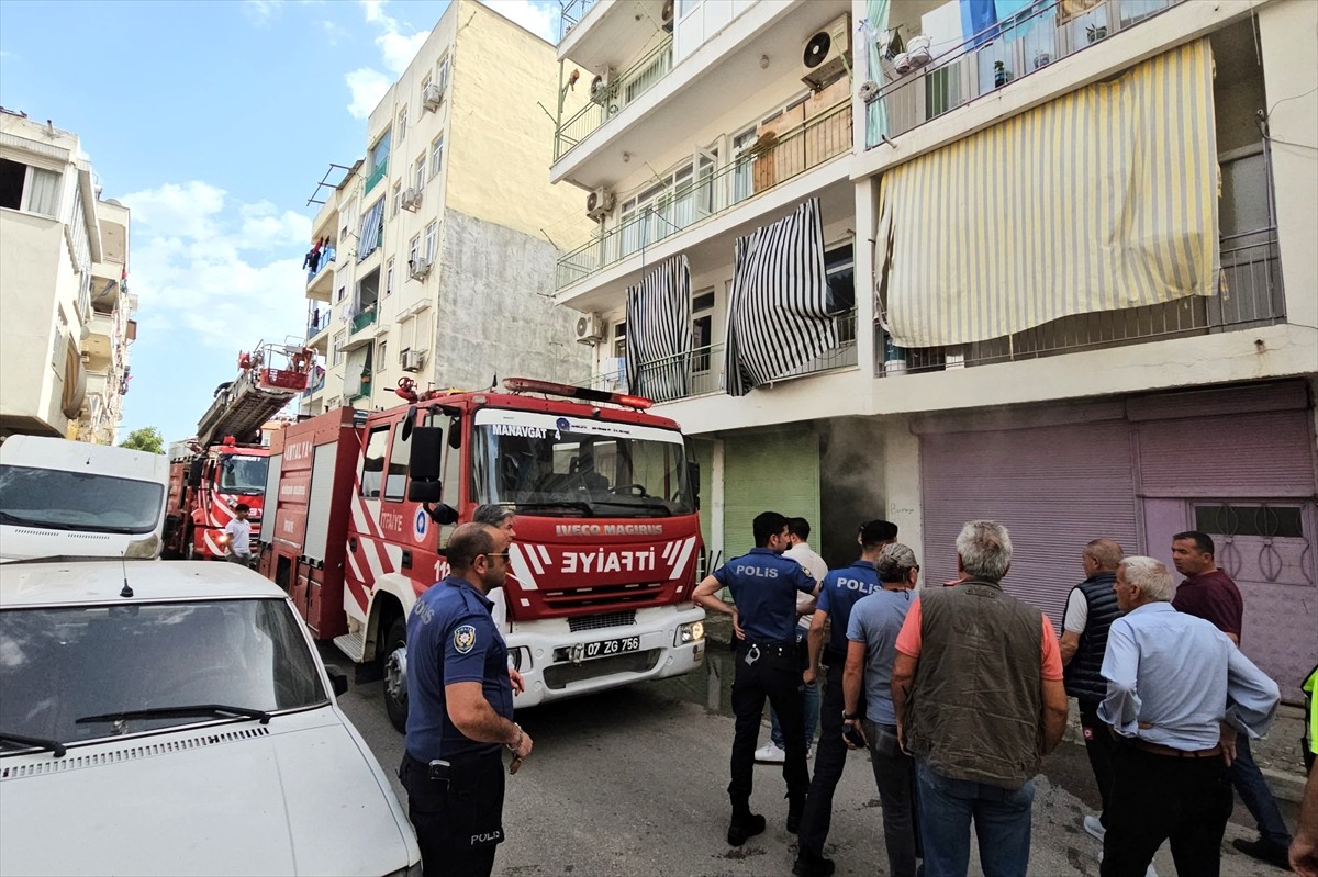 Antalya'nın Manavgat ilçesinde depoda çıkan yangın söndürüldü. Bölgeye sağlık, polis ve itfaiye...