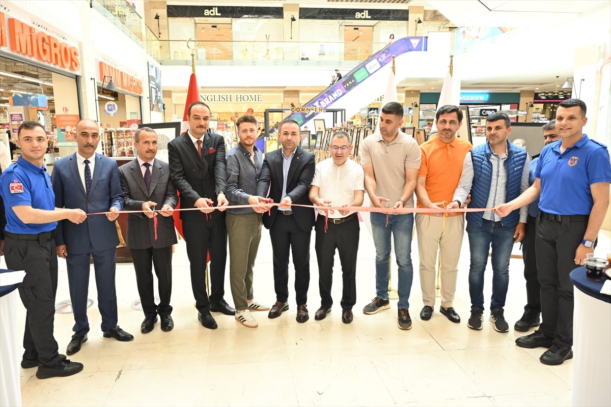 Antalya'nın Manavgat ilçesinde hükümlü ve tutukluların eserlerinden oluşan "Görsel Sanatlar Resim...