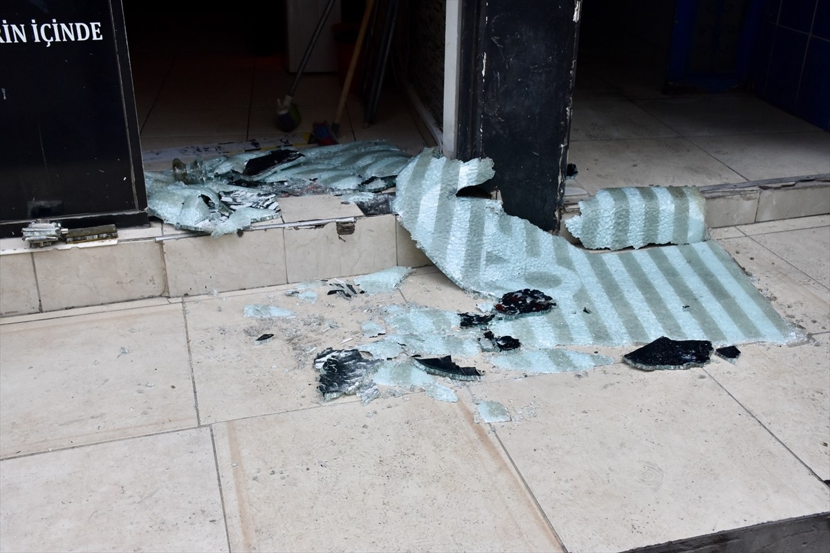 Antalya'nın Muratpaşa ilçesinde "korku evi"nde çıkan yangında 3 kişi dumandan etkilendi.