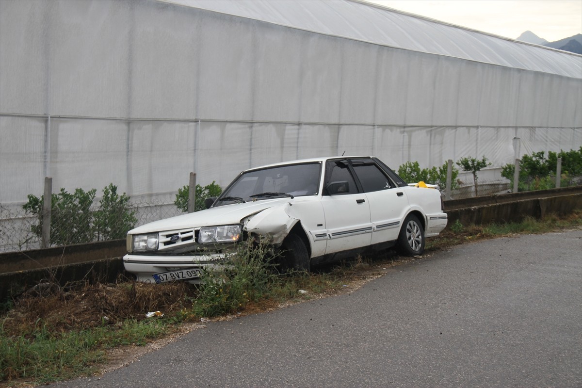 Antalya'nın Serik ilçesinde otomobille çarpışan motosikletin sürücüsü yaşamını yitirdi.