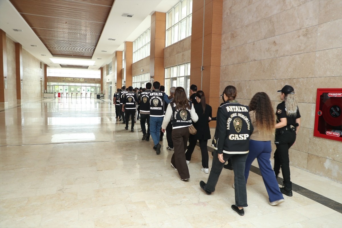 Antalya merkezli 2 ilde düzenlenen fuhuş operasyonunda gözaltına alınan 8 şüpheliden 1'i...