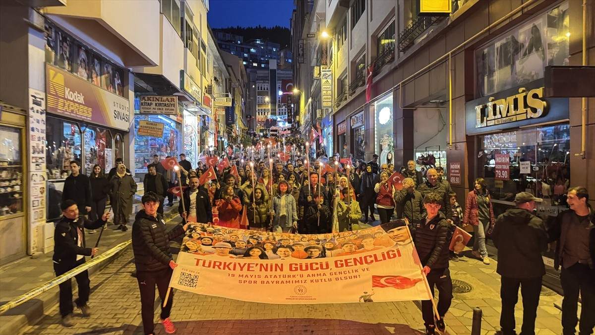 Artvin'de 19 Mayıs Atatürk'ü Anma, Gençlik ve Spor Bayramı kutlamaları kapsamında fener alayı...