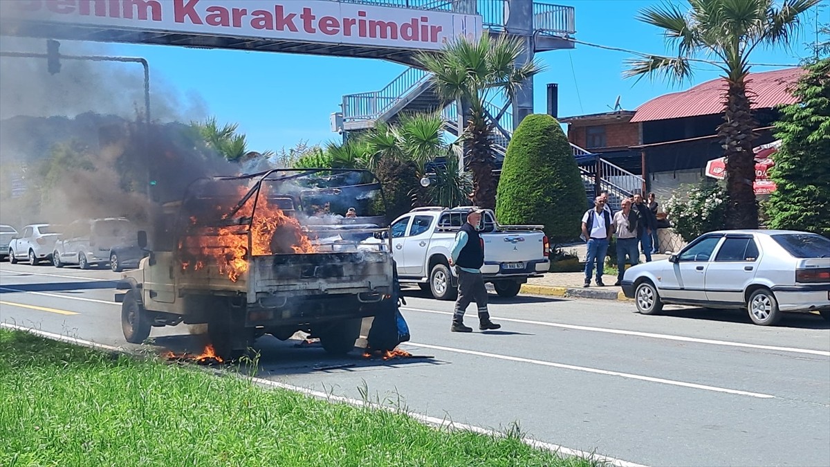 Artvin'in Hopa ilçesinde seyir halindeki karton yüklü kamyonetin yanması sonucu araçta maddi hasar...