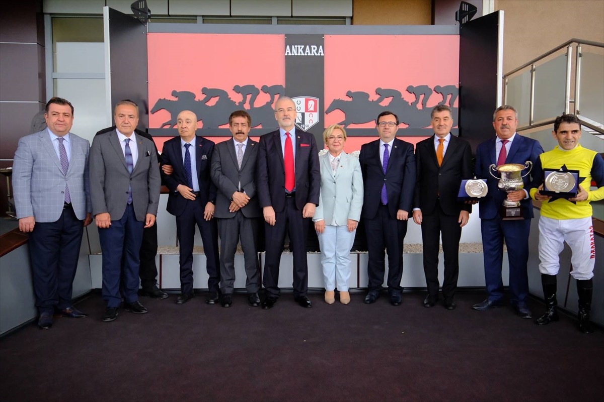 At yarışlarında, Ankara 75. Yıl Hipodromu'nda 1600 metre mesafede çim pistte koşulan 63. Türkiye...