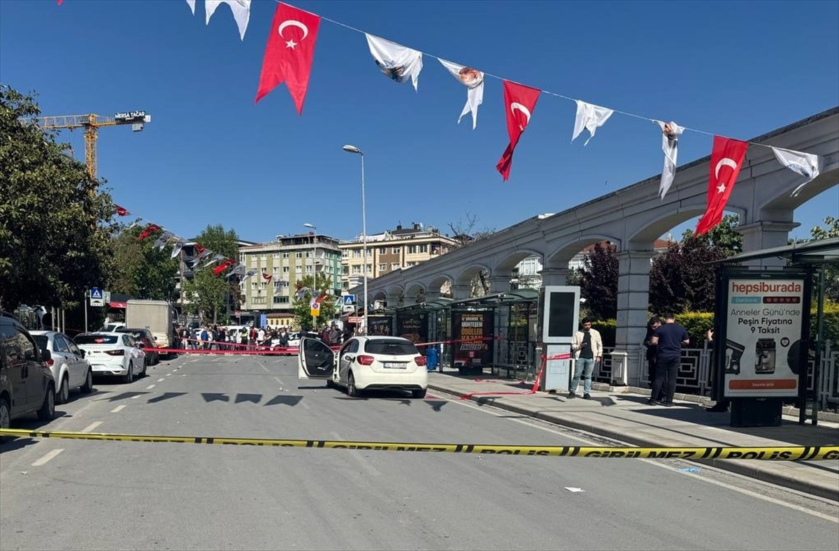 Avcılar'da aracıyla seyir halindeyken silahlı saldırıya uğrayan kişi yaşamını yitirdi.