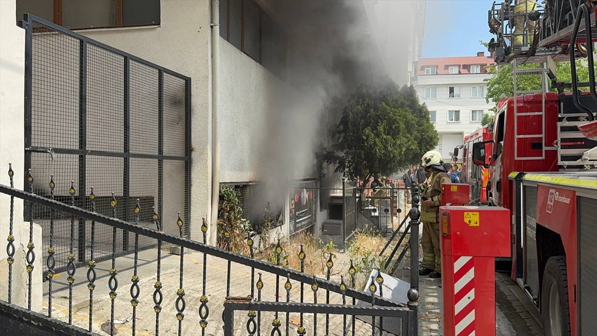 Avcılar'da bir iş yerinde çıkan yangın söndürüldü.