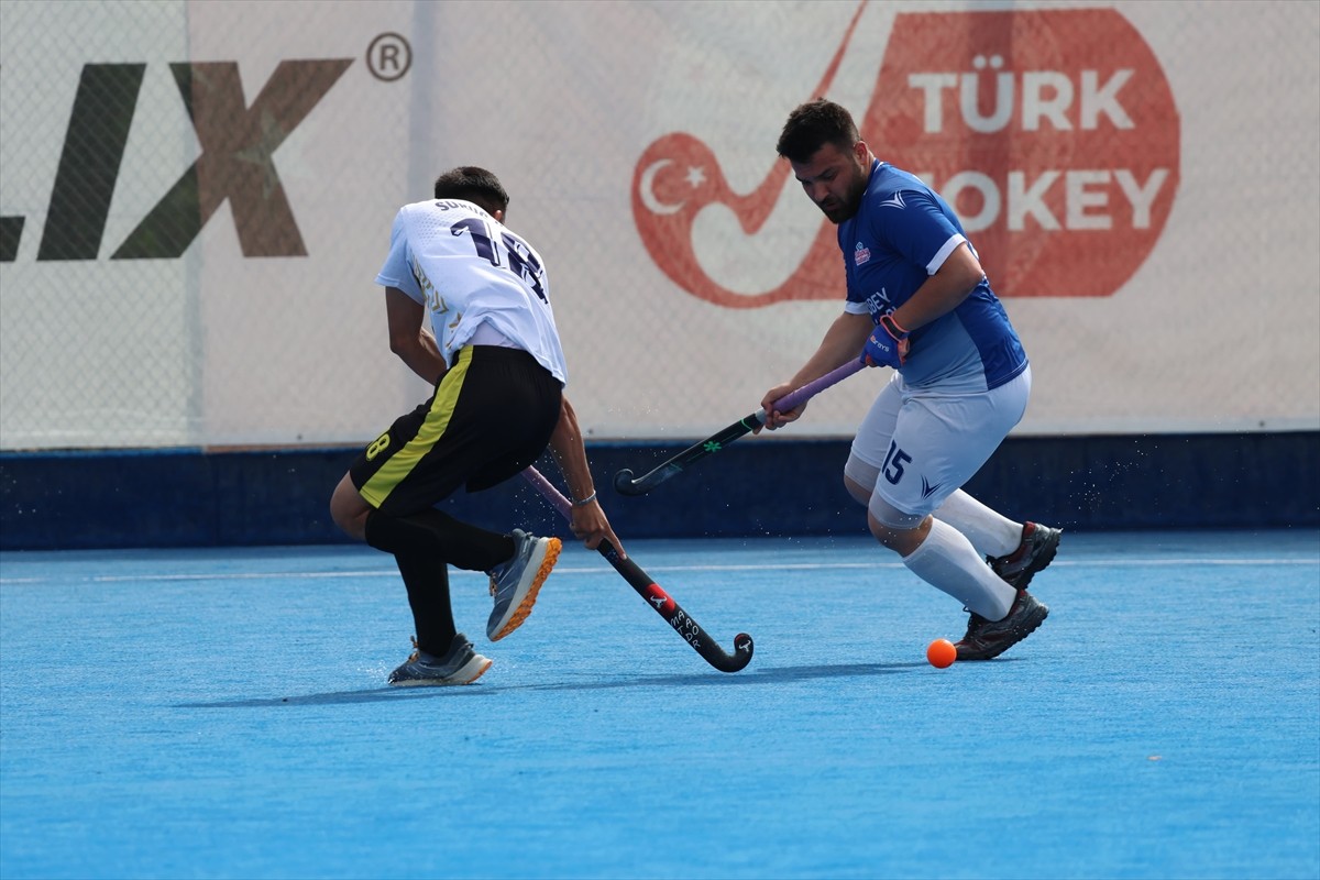 Avrupa'da 150 yıllık geçmişe sahip olan, Türkiye'de 1915-1924 yıllarında ligi bulunan hokey, uzun...
