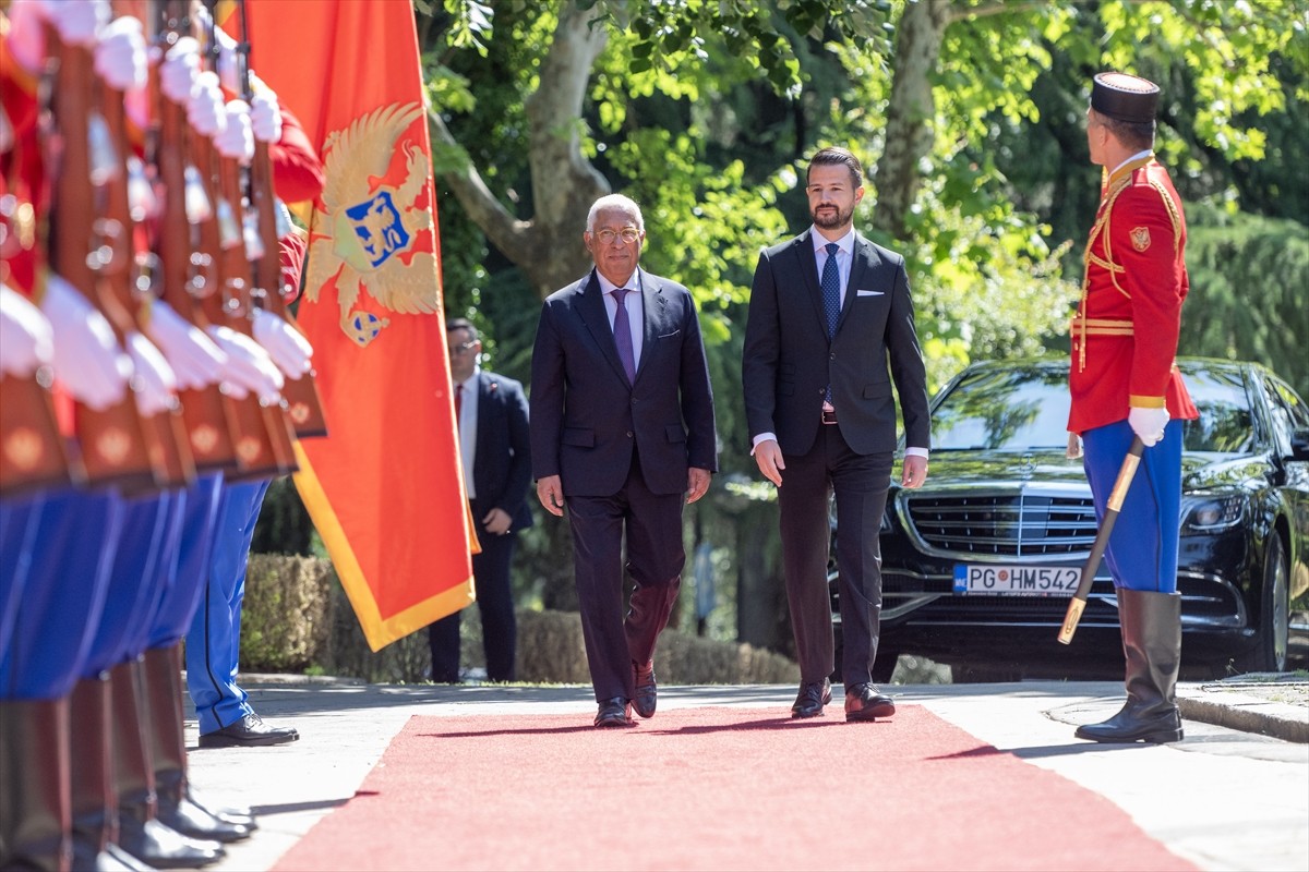 Avrupa Birliği (AB) Konseyi Başkanı Antonio Costa (solda), Balkan turu kapsamında Karadağ'ın...