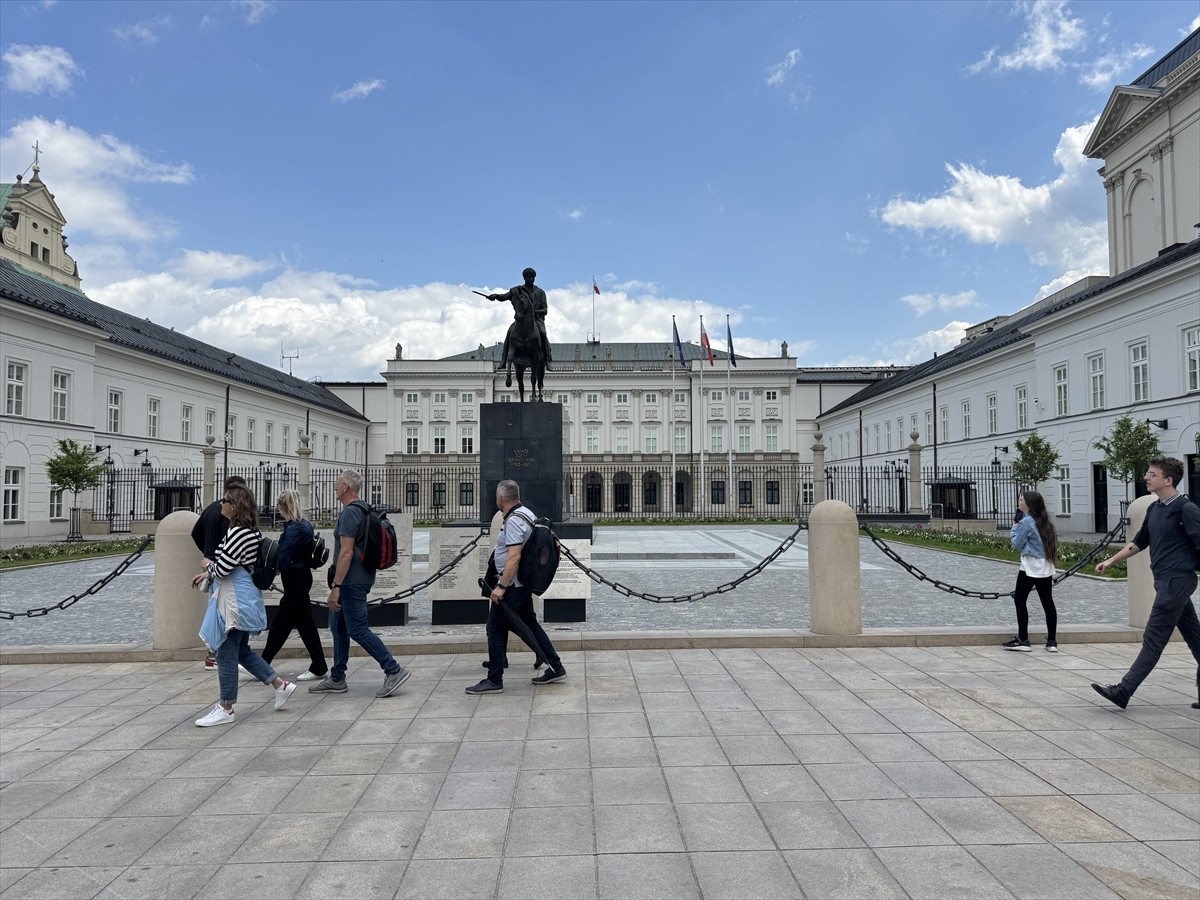 Avrupa Birliği (AB) ve NATO üyesi Polonya'da vatandaşlar, cumhurbaşkanı seçiminin ikinci turu için...