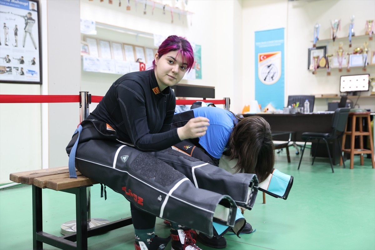 Avrupa Gençler Atıcılık Şampiyonası'nda Avrupa rekoru kıran Mardinli Elif Berfin Altun, dünya...