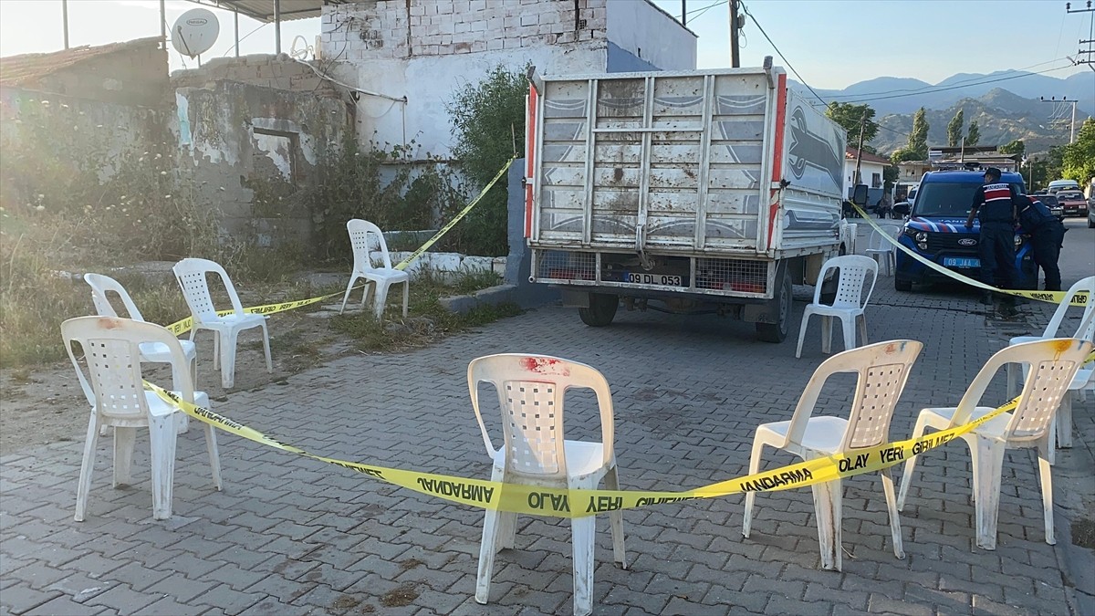 Aydın'ın Efeler ilçesinde, park halindeki kamyonetin kasasından düşen 4 yaşındaki çocuk yaşamını...