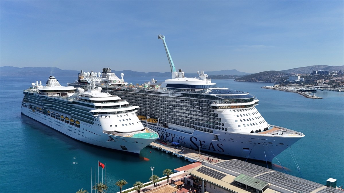 Aydın'ın Kuşadası ilçesine kruvaziyerlerle 8 bin 507 turist geldi. Kuşadası Ege Port Limanı'na...