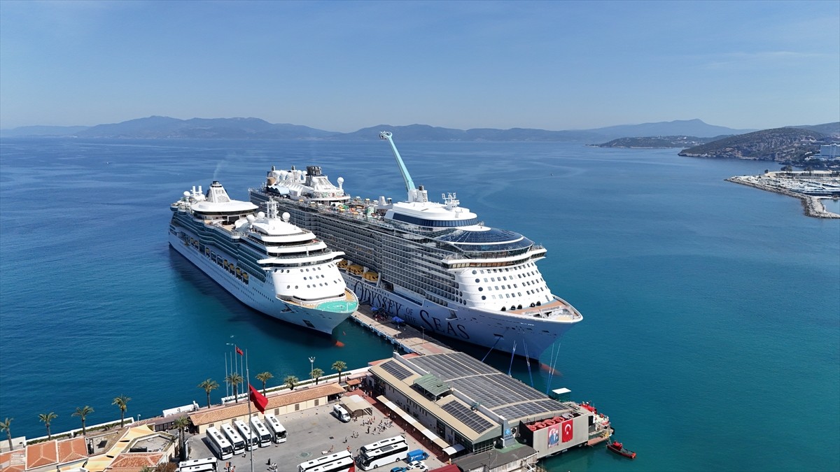 Aydın'ın Kuşadası ilçesine kruvaziyerlerle 8 bin 507 turist geldi. Kuşadası Ege Port Limanı'na...