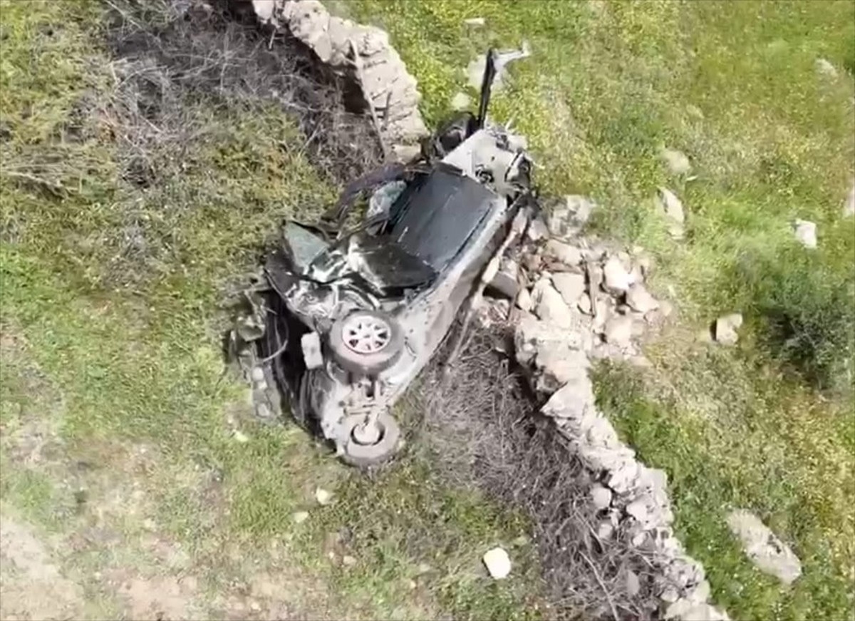 Aydın’ın Çine ilçesinde kayıp ihbarında bulunulan kişi, şarampole devrilen otomobilinin yakınında...