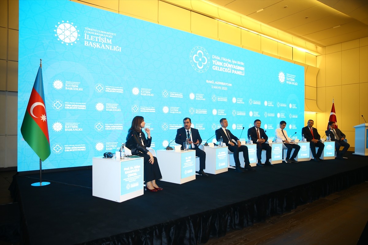 Azerbaycan'ın başkenti Bakü'de 3 Mayıs Türkçülük Günü dolayısıyla düzenlenen panelde Türk...
