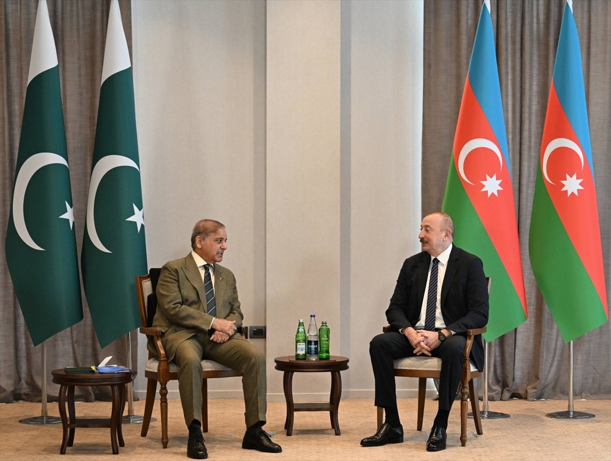 Azerbaycan Cumhurbaşkanı İlham Aliyev (sağda), Azerbaycan'ın Laçın kentinde, Pakistan Başbakanı...