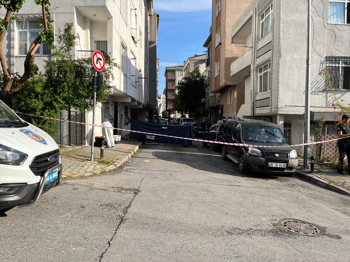 Bağcılar'da bir kişi, boşanma aşamasında olduğu eşini silahla vurarak yaraladıktan sonra intihar...