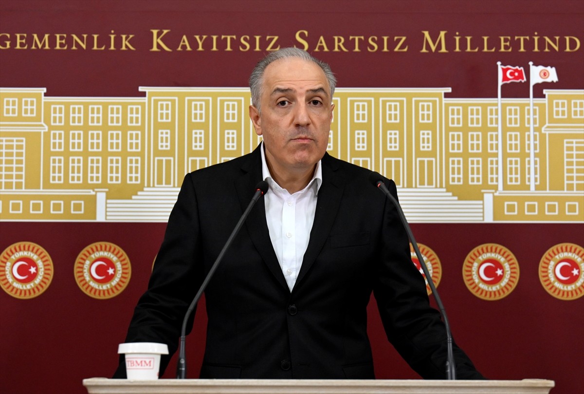 Bağımsız İstanbul Milletvekili Mustafa Yeneroğlu (fotoğrafta), TBMM'de düzenlediği basın...