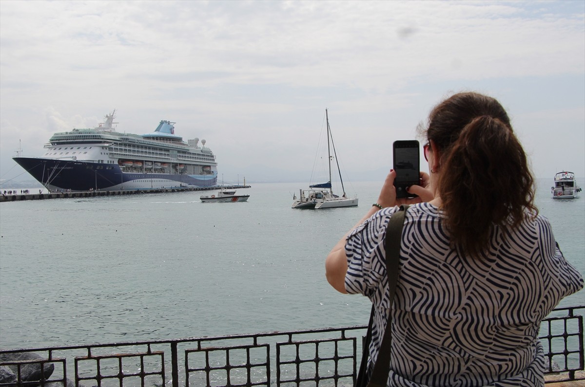 Bahama bayraklı "Marella Discovery 2" adlı kruvaziyer Antalya'nın Alanya ilçesine geldi.